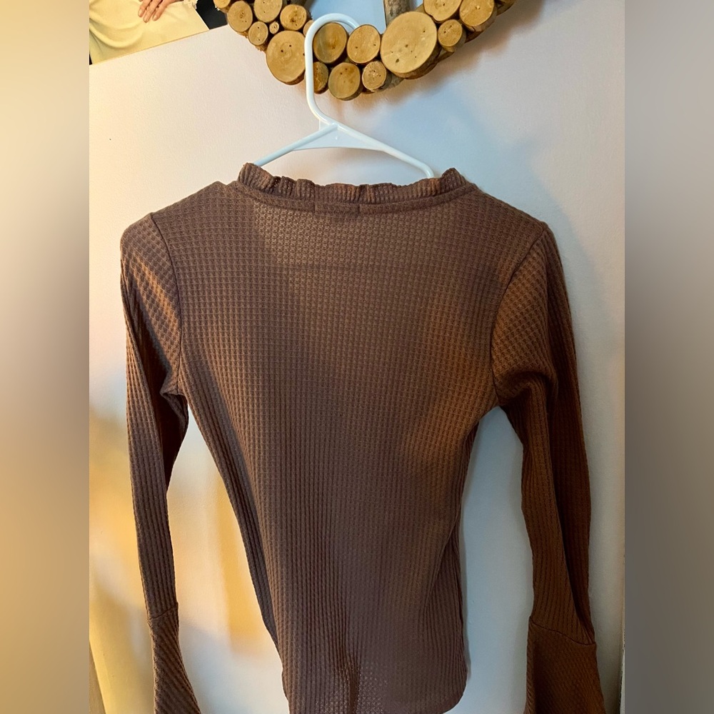 Earthbound Trading Co size M long flared sleeve 70s top